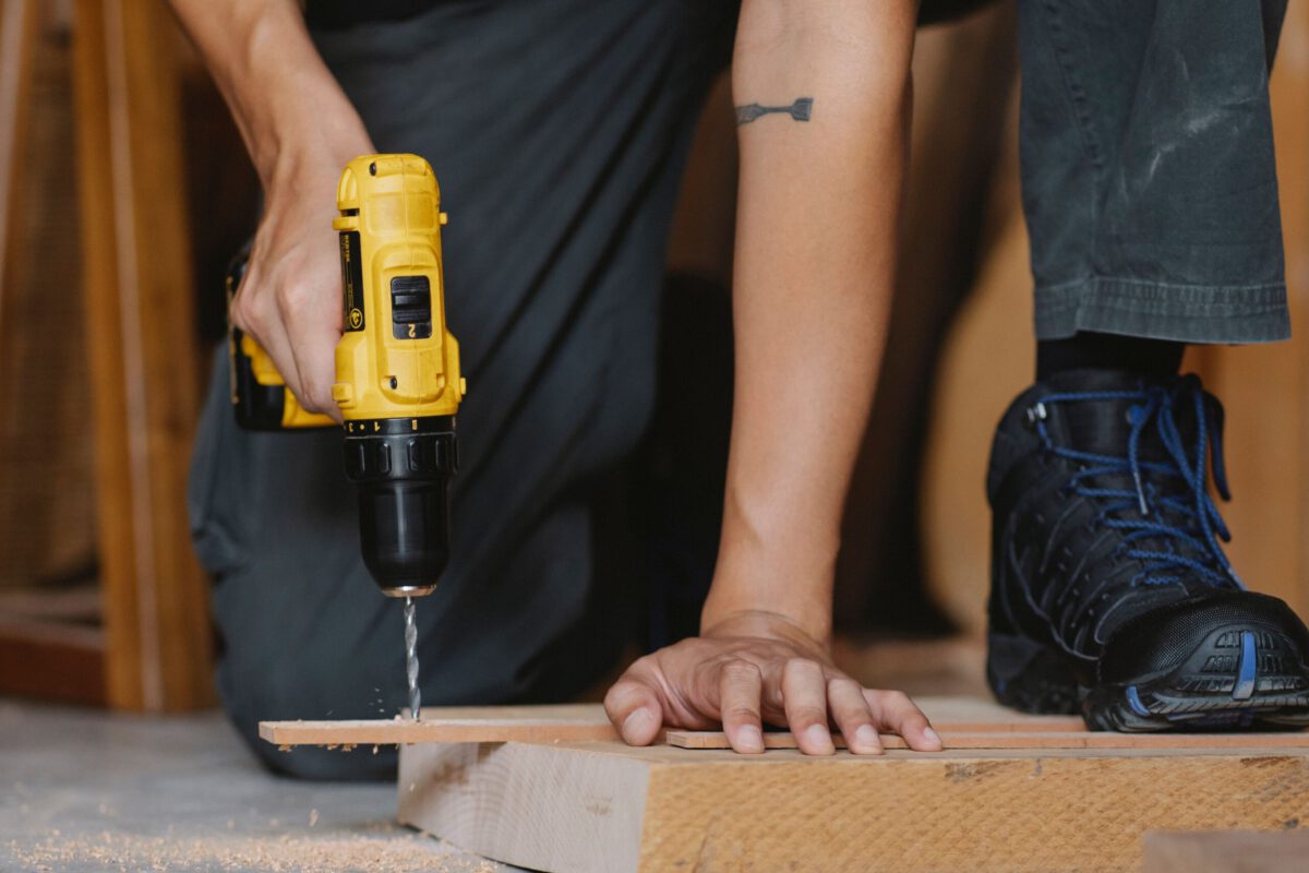 trabajadores realizando un agujero en la madera.