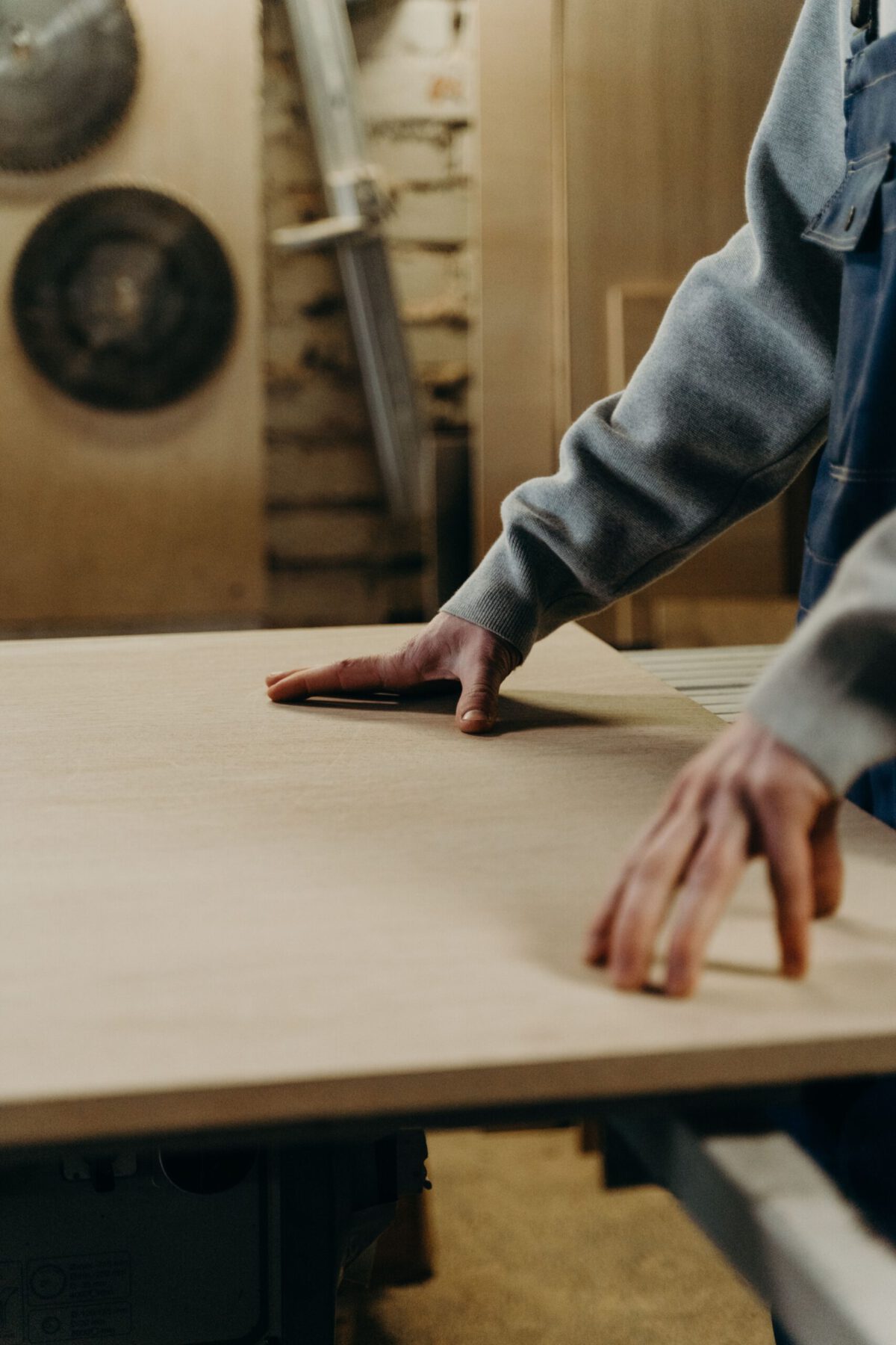 hombre poniendo la mano sobre la mesa en Integrahaus