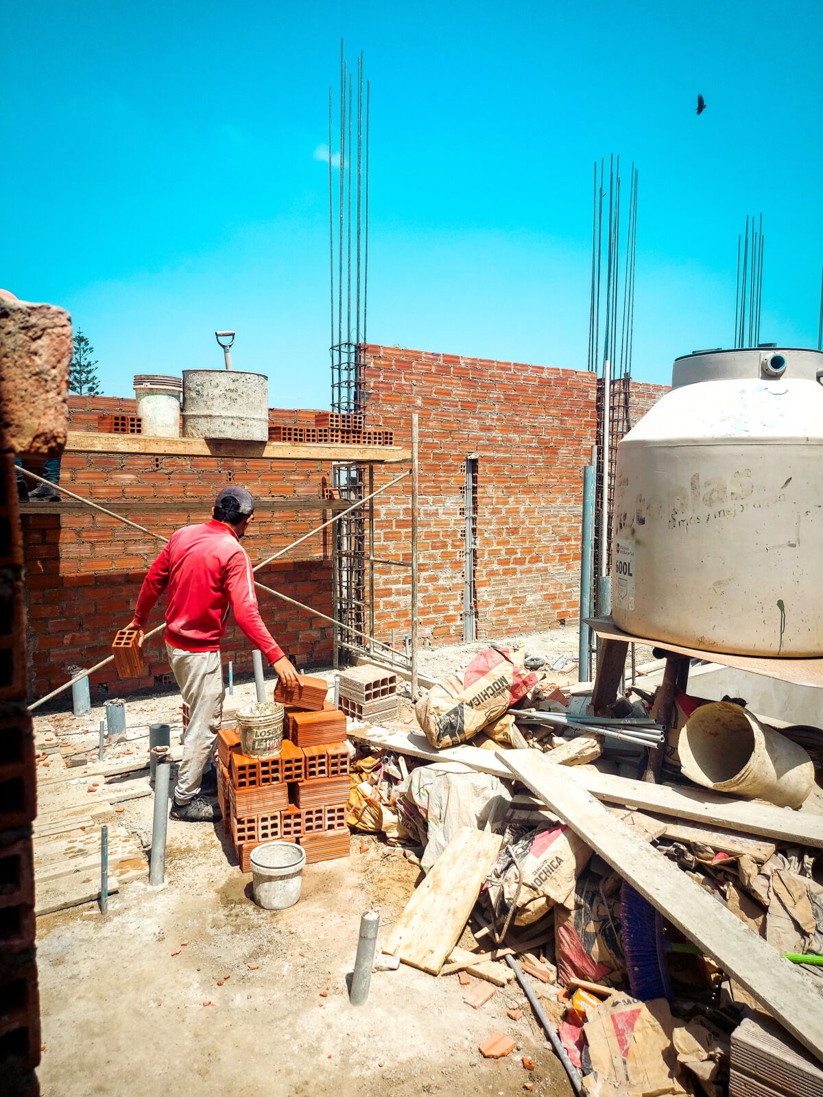 obrero trabajando la albañilería de un piso