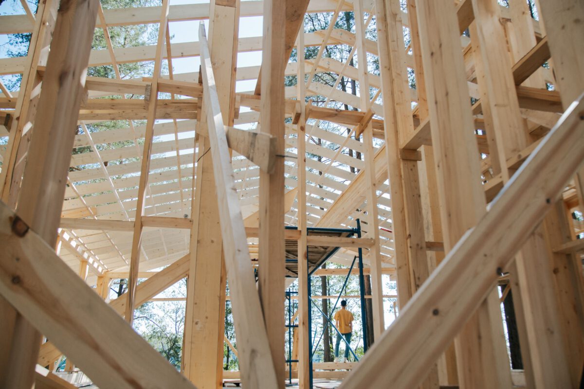 Estructura de madera compuesta por vigas de madera