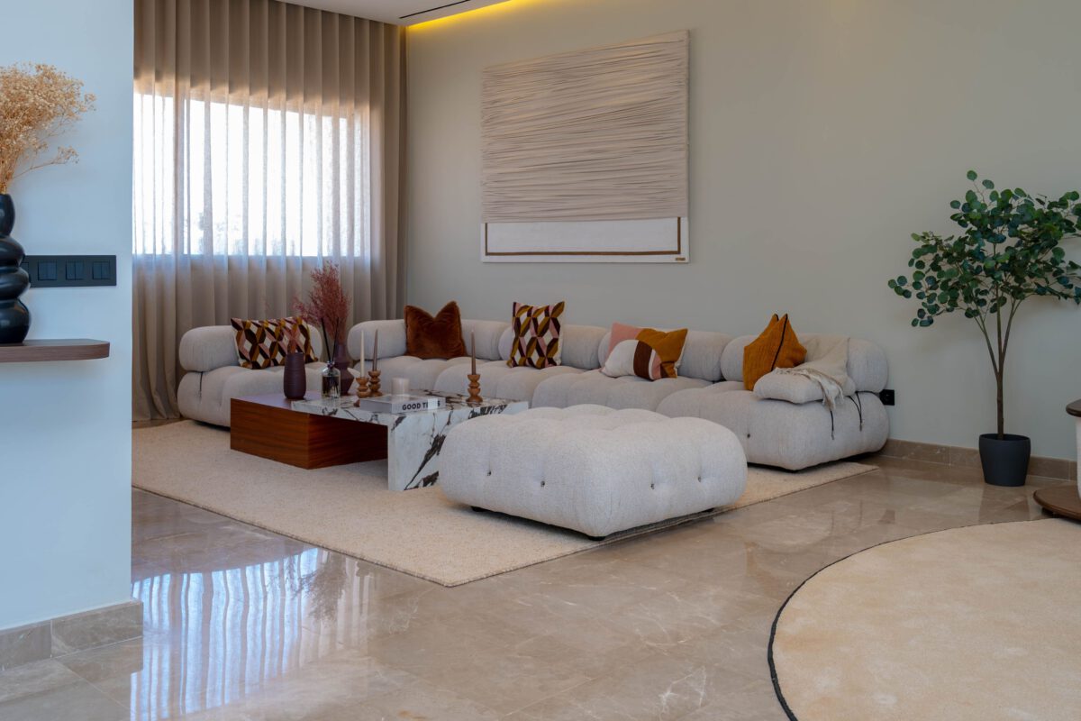 trabajo de interiorismo en piso, muebles y colores en armonía