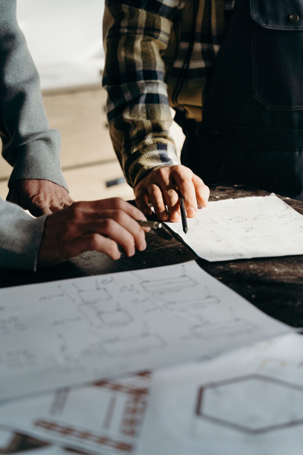 personal de trabajo revisando los planos de una reforma en Madrid