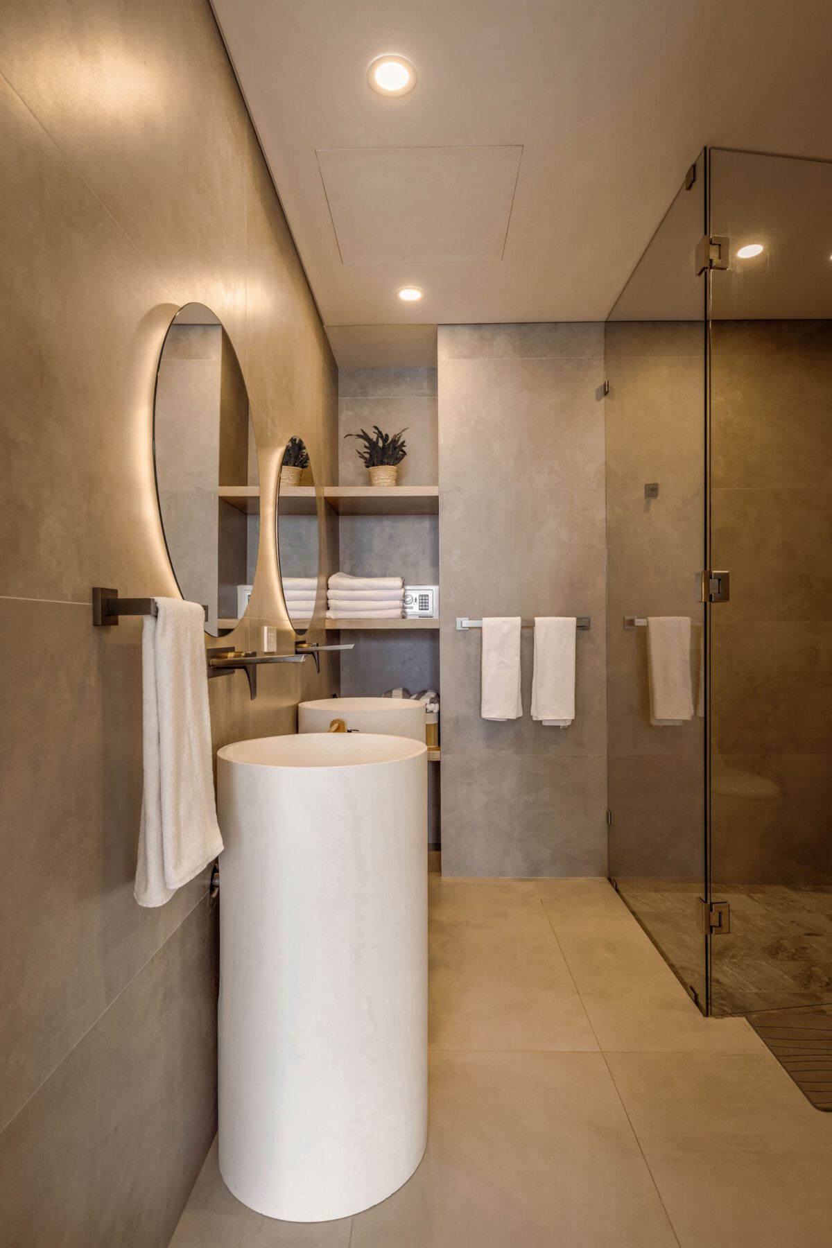 Baño moderno reformado con paredes de azulejos grises, mampara de cristal y ducha, reforma de baño, cambio de bañera por plato de ducha