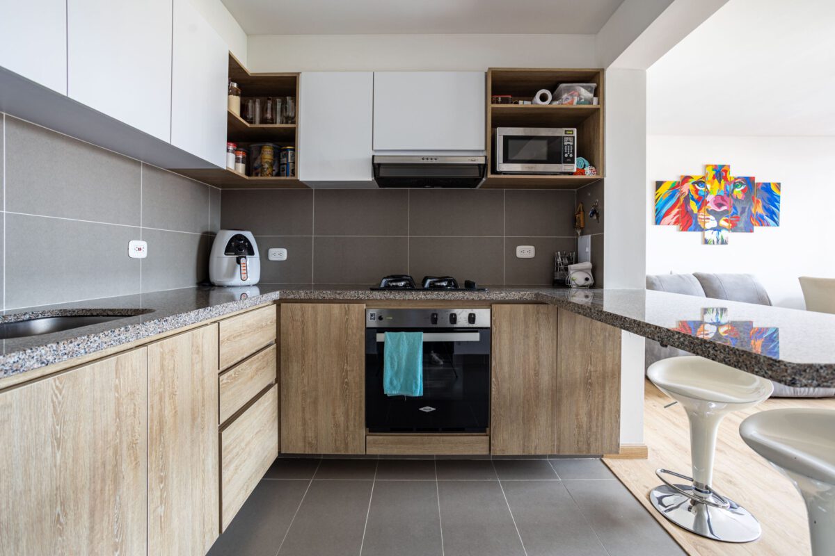 reforma de cocina completa moderna con barra para desayuno