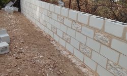 obra de albañilería exterior con construcción de muro de bloques de hormigón.