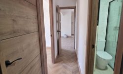 Trabajos de carpintería interior y acabados en pasillo de vivienda.