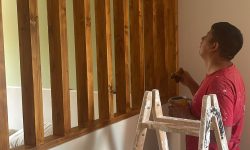 carpintero realizando un cerramiento y un tratamiento sobre la madera