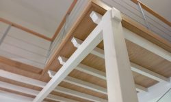 altillo sujeto por estructura de vigas de madera