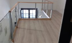 estructura de madera por encima, altillo con suelo de madera