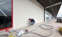 Obrero trabajando en la estructura de una pared vertical