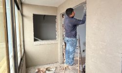 Obrero trabajando en una reforma, estructura de cemento
