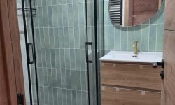 Reforma de baño moderno con instalación de muebles de aseo.
