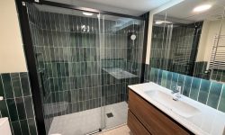 reforma de baño, plato de ducha alargado y azulejos verdes