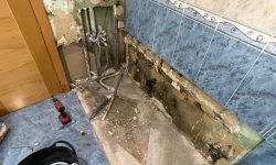 bañera retirada para cambiar por plato de ducha
