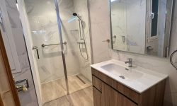 reforma de baño con mueble y suelo de madera
