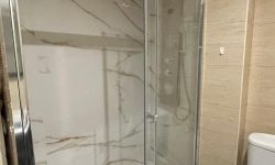 reforma baño moderno con plato de ducha