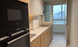 reforma cocina alargada, encimera y puerta a terraza