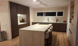 cocina acogedora con suelo de madera e isla central