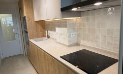 reforma cocina alargada, encimera y muebles de madera