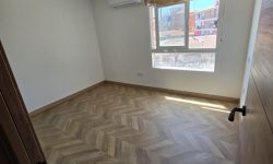 Habitación reformada con aire acondicionado instalado y suelo de parqué.