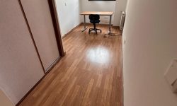 Despacho o habitación juvenil reformada con armario empotrado y mesa de estudio.