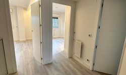 rellano con parque y varias habitaciones