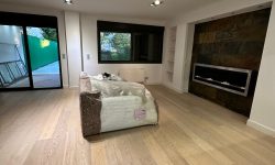 reforma integral de salón con suelo de parque, chimenea y patio