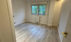 habitación con parqué cambiado y armario empotrado