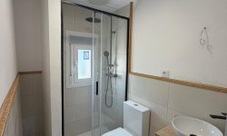 Bonito baño con acabados finos de madera