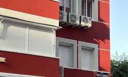 Fachada de edificio donde hay instalaciones de aire acondicionado en la pared