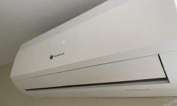 instalación de aire acondicionado en habitación.