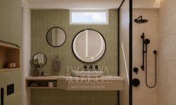 diseño de baño con tonos verdes y cremas, armonía visual
