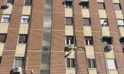 Fachada de edificio con varias instalaciones de aire acondicionado
