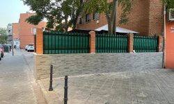 Muro de patio con piedra y valla verde