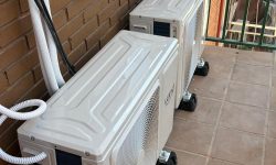 terraza con un par de instalaciones de aire acondicionado de un piso.