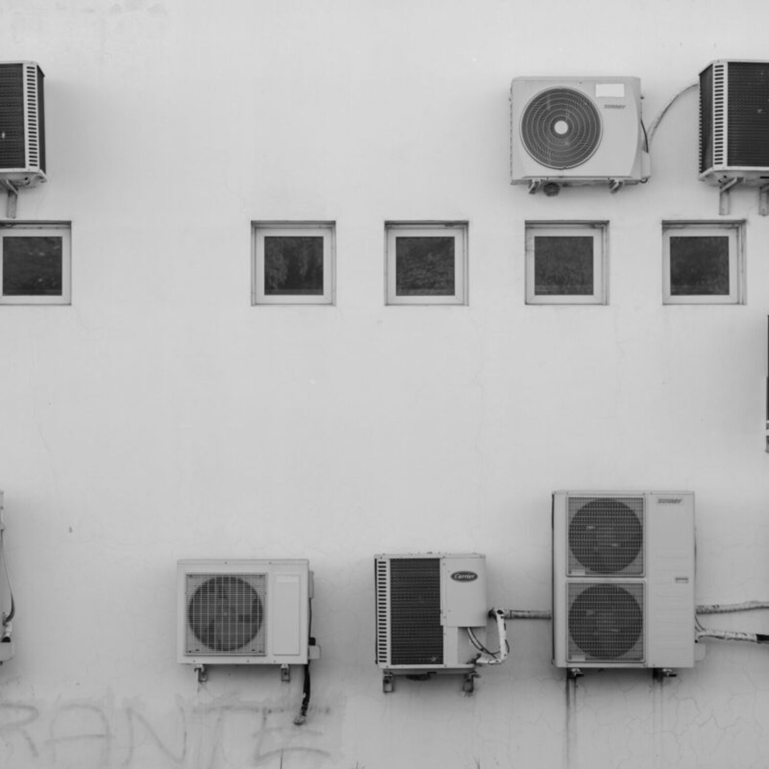 climatización-aire-acondicionado-fachada-edificio pared exterior con varios aires acondicionados que suministran a las viviendas, climatización y aislamiento