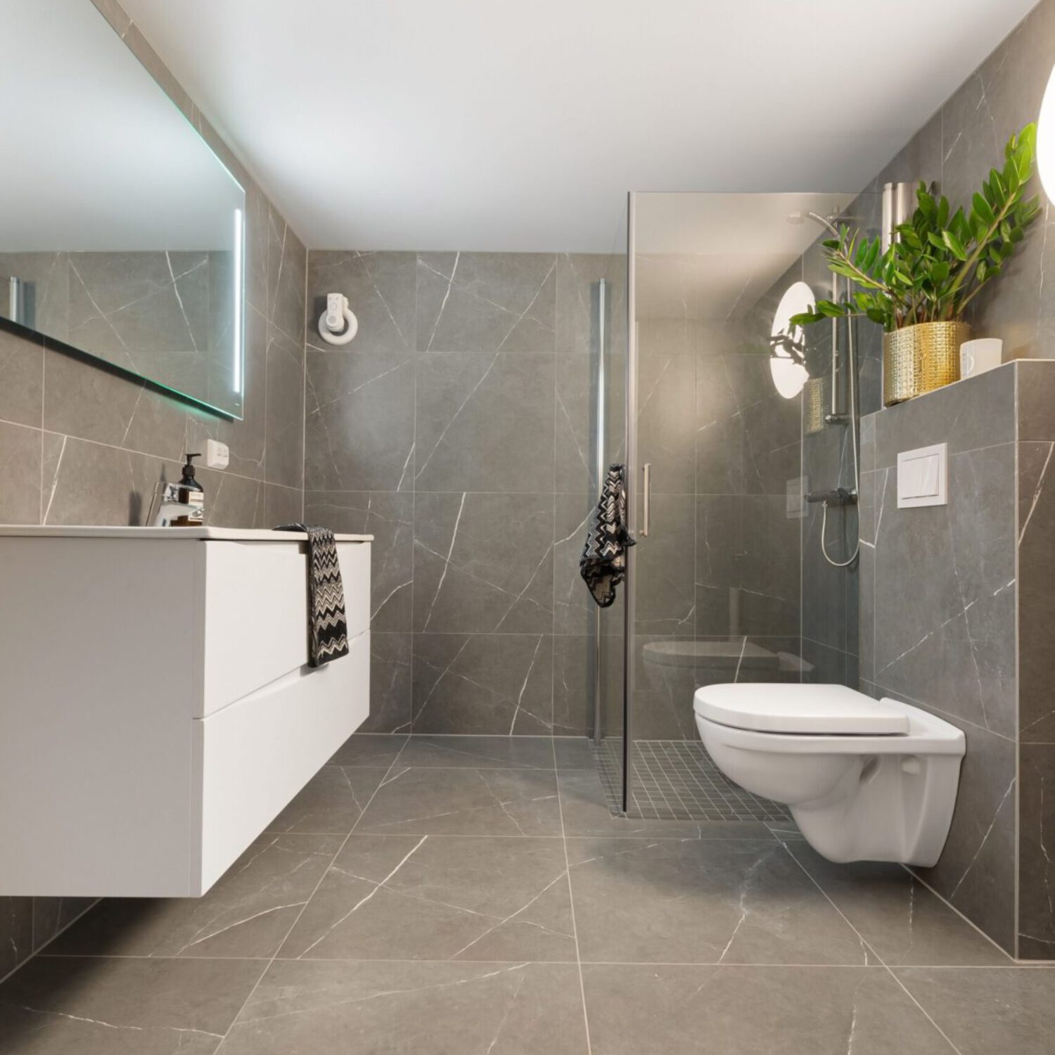 reforma-baño-moderno-azulejos-ducha Baño moderno reformado con paredes de azulejos grises, mampara de cristal y ducha, reforma de baño, cambio de bañera por plato de ducha